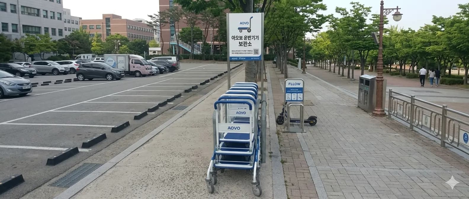 물류 현장에서 롤테이너를 운반하는 모습